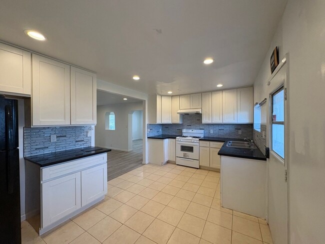 Building Photo - Country Like 2 Bedroom 2 Bath Single Story Home