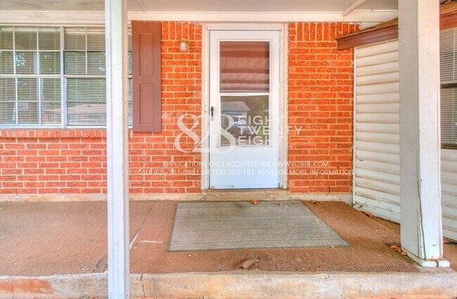 Building Photo - 3 Bedroom/1 Bath Single Family Home Just M...