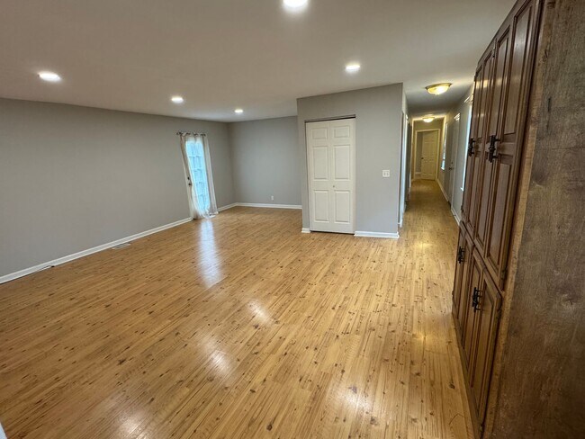 Building Photo - Remodeled ranch at end of street