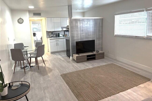 Building Photo - 1638 Plunkett St