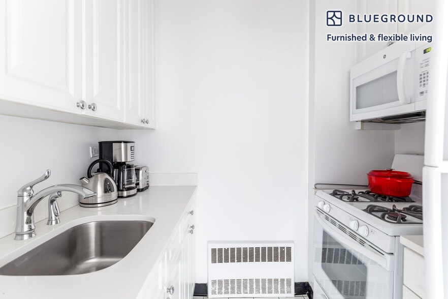 Building Photo - 230 W 55th St