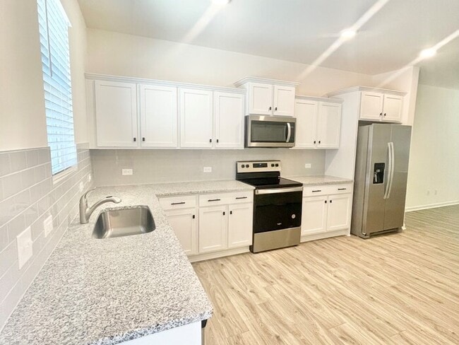Building Photo - Three bedroom 2 1/2 bath corner unit townh...