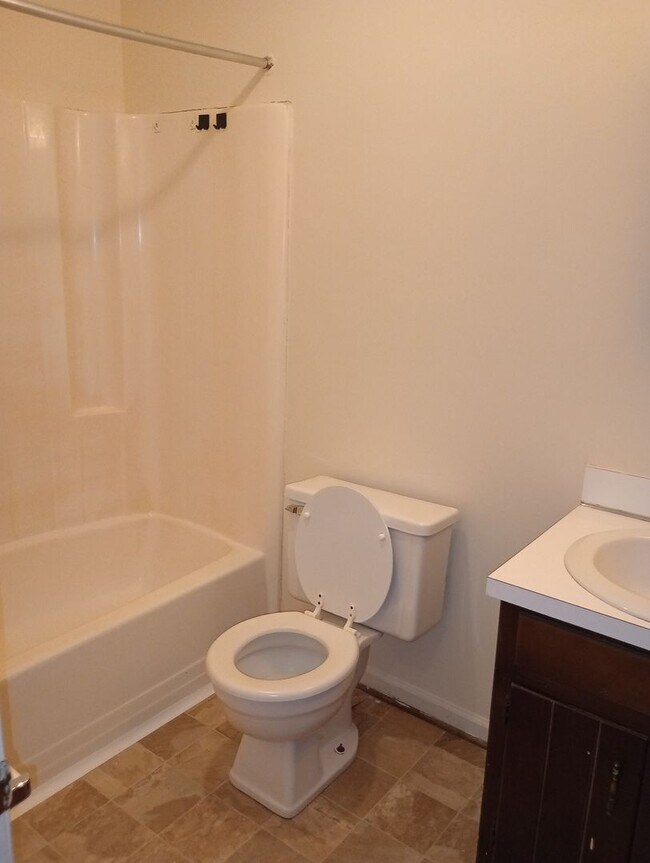 Building Photo - 2 Bedroom, 2 Full Bath Single Family Home ...