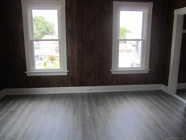 Building Photo - 84 Alcove St