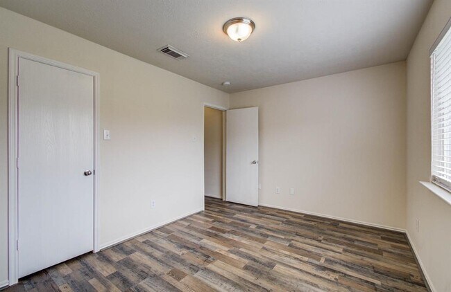 Building Photo - 2650 Daryns Landing Dr