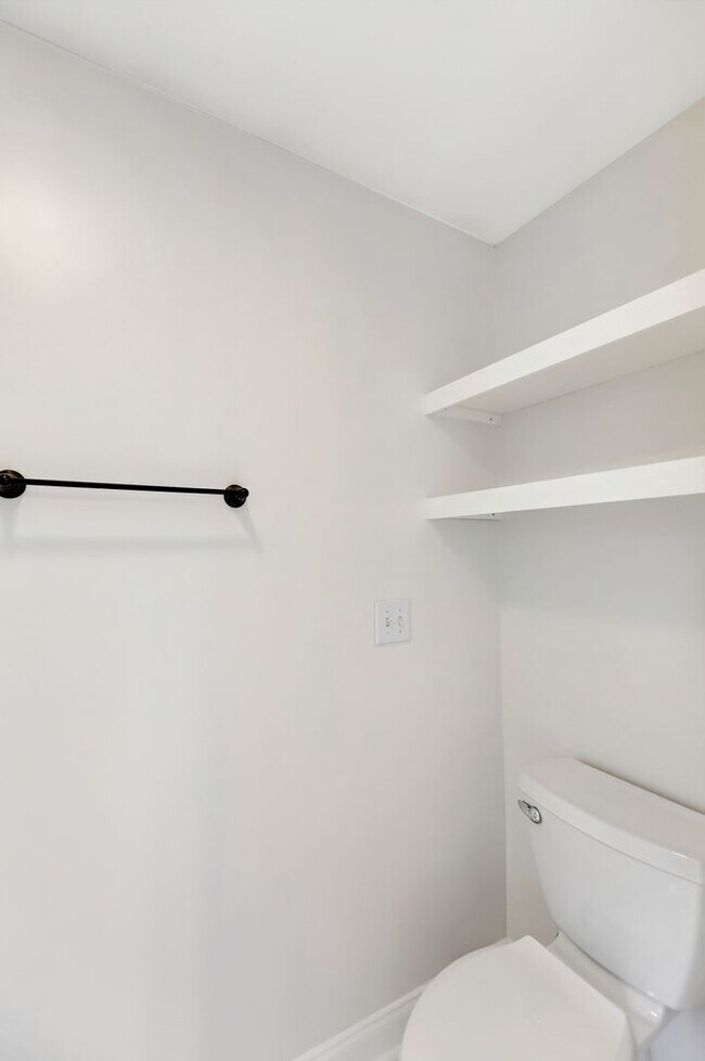 Building Photo - Unbeatable Location – Just 6 Minutes to Do...