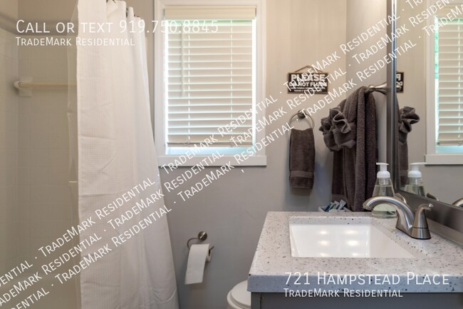 Building Photo - 721 Hampstead Pl