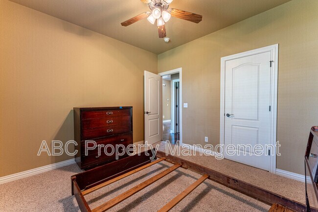 Building Photo - 126 S Angus Ln