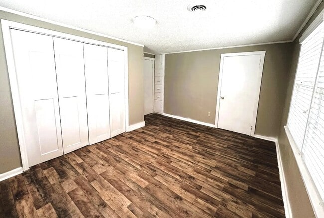 Building Photo - 508 Willow Dr