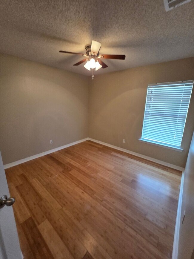 Building Photo - Three Bedroom, Two Bath