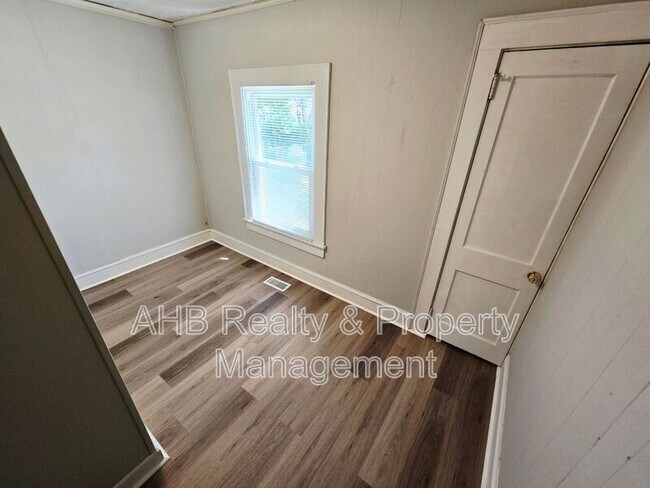 Building Photo - 632 New St