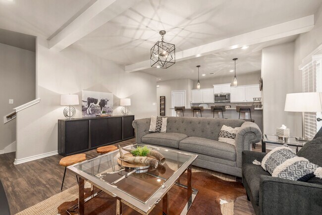 Building Photo - 4/4.5 in Pershing Pointe Townhomes! Availa...