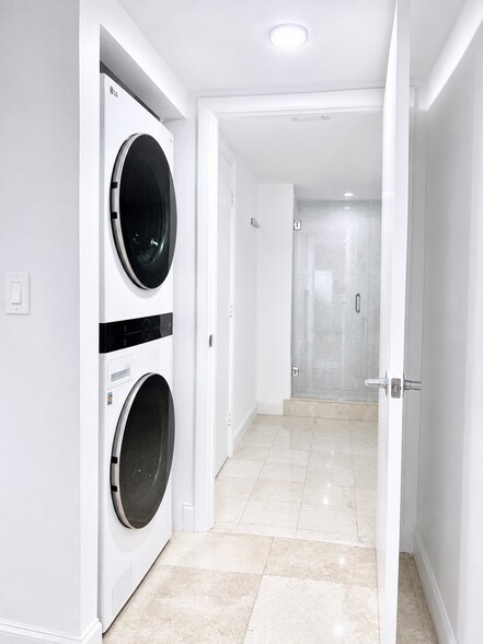 Lawndry & Bathroom - 1800 N Bayshore Dr