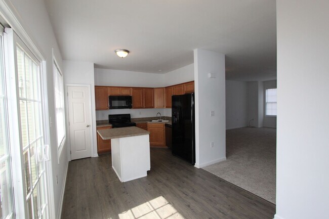 Building Photo - 4 bed, 3.5 bath, Townhome in Bunker Hill, WV