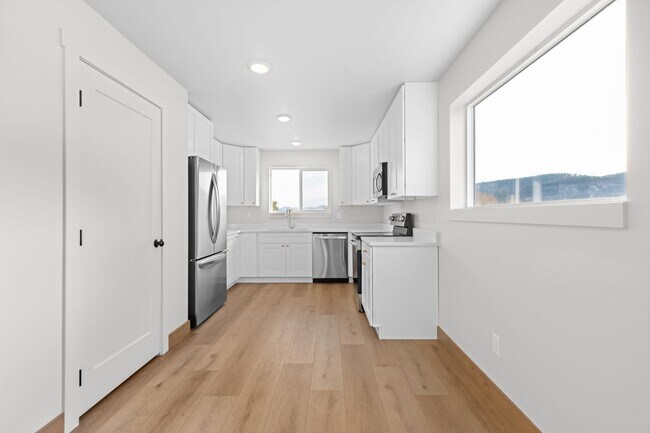 Building Photo - 865 9th St W