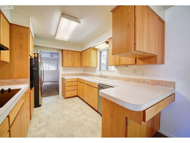 Building Photo - Great 4 Bedroom Eugene Home!