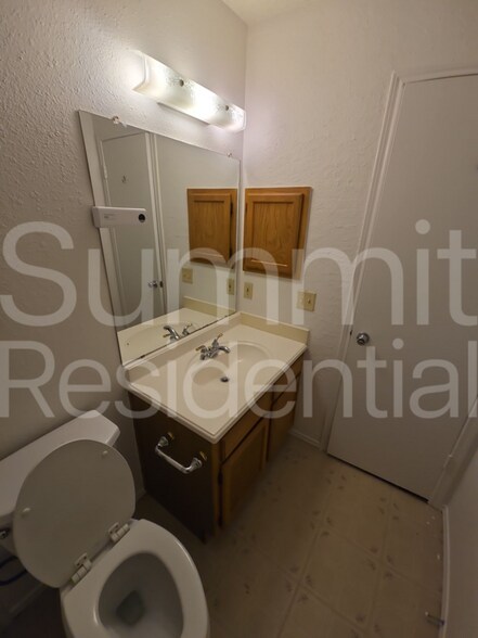 Building Photo - 1607 Parkwood Dr