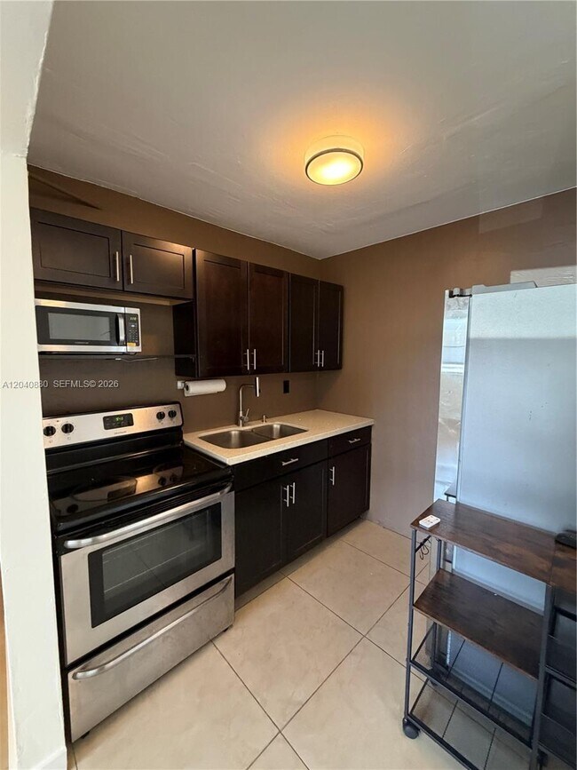Building Photo - 2715 Tigertail Ave
