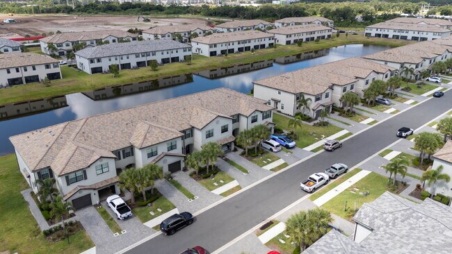 Building Photo - Newer-construction townhome in the highly desirable Lorraine Lakes