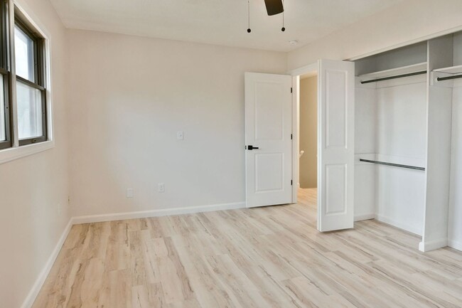 Building Photo - 460 &amp; 462 Fowler St