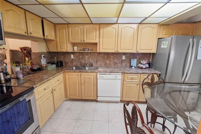 Building Photo - 6556 Racquet Club Dr