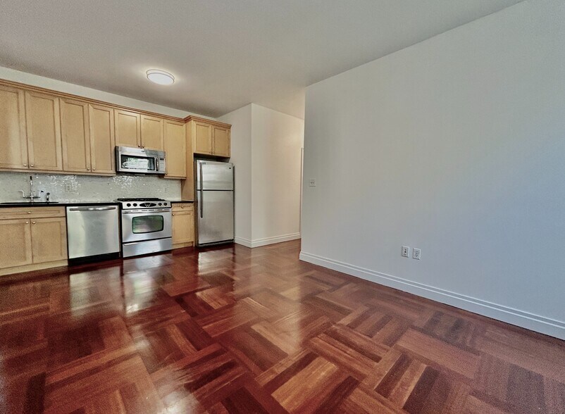 Building Photo - 607 W 137th St