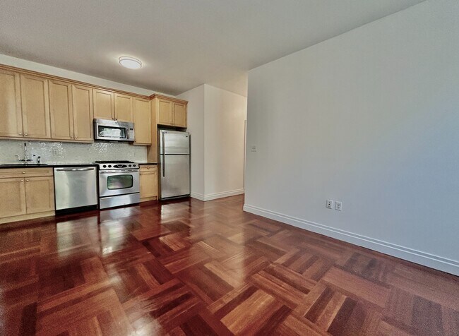 Building Photo - 607 W 137th St