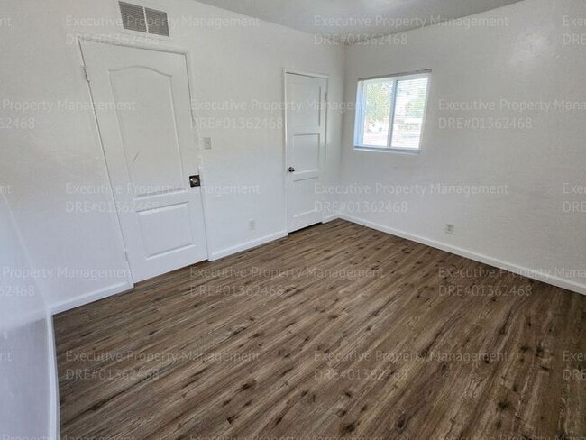 Building Photo - 4 bedroom/ 1 bathroom near schools, park, ...