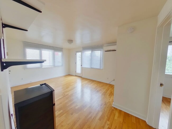 Building Photo - 1825 University St