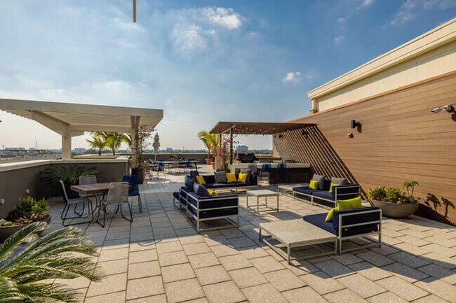 Building Photo - 3256 NE 1st Ave