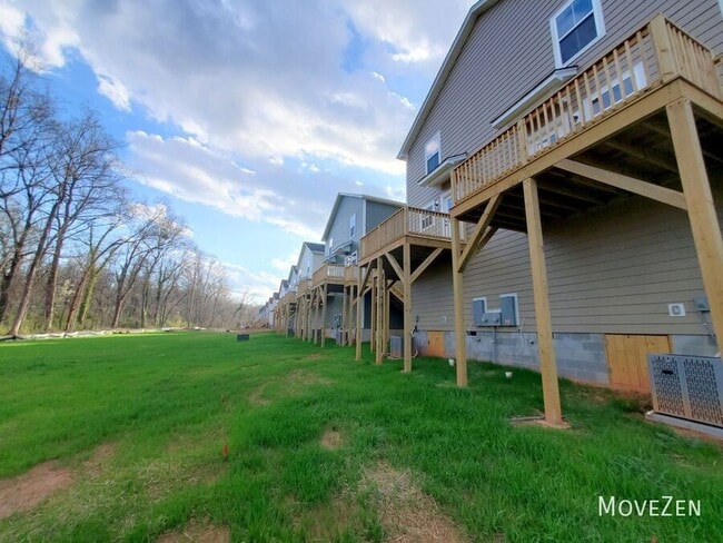 Building Photo - 277 Vanderbilt Rd