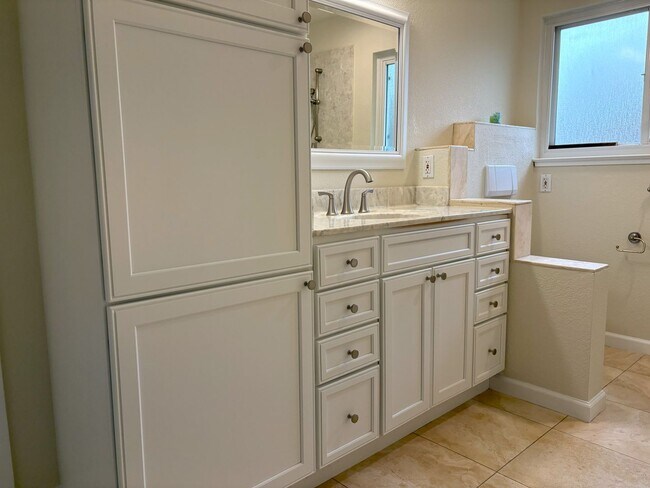 Building Photo - Beautifully Updated 4-Bedroom Home in Prime Mountain View Location!