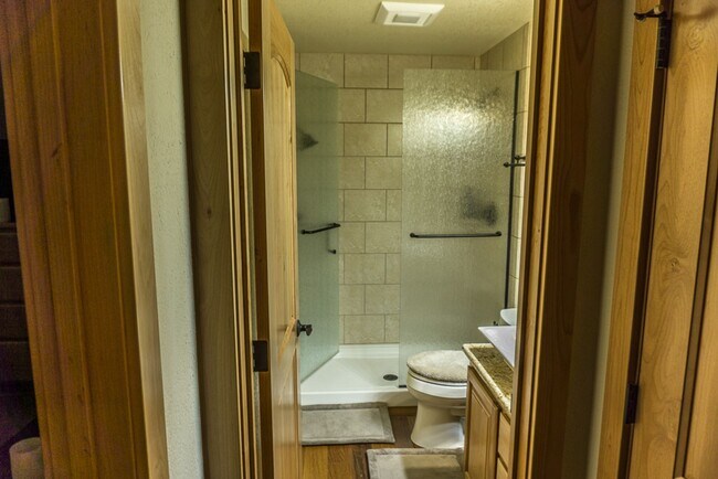 Building Photo - 1 Bedroom Centrally Located Summer Rental