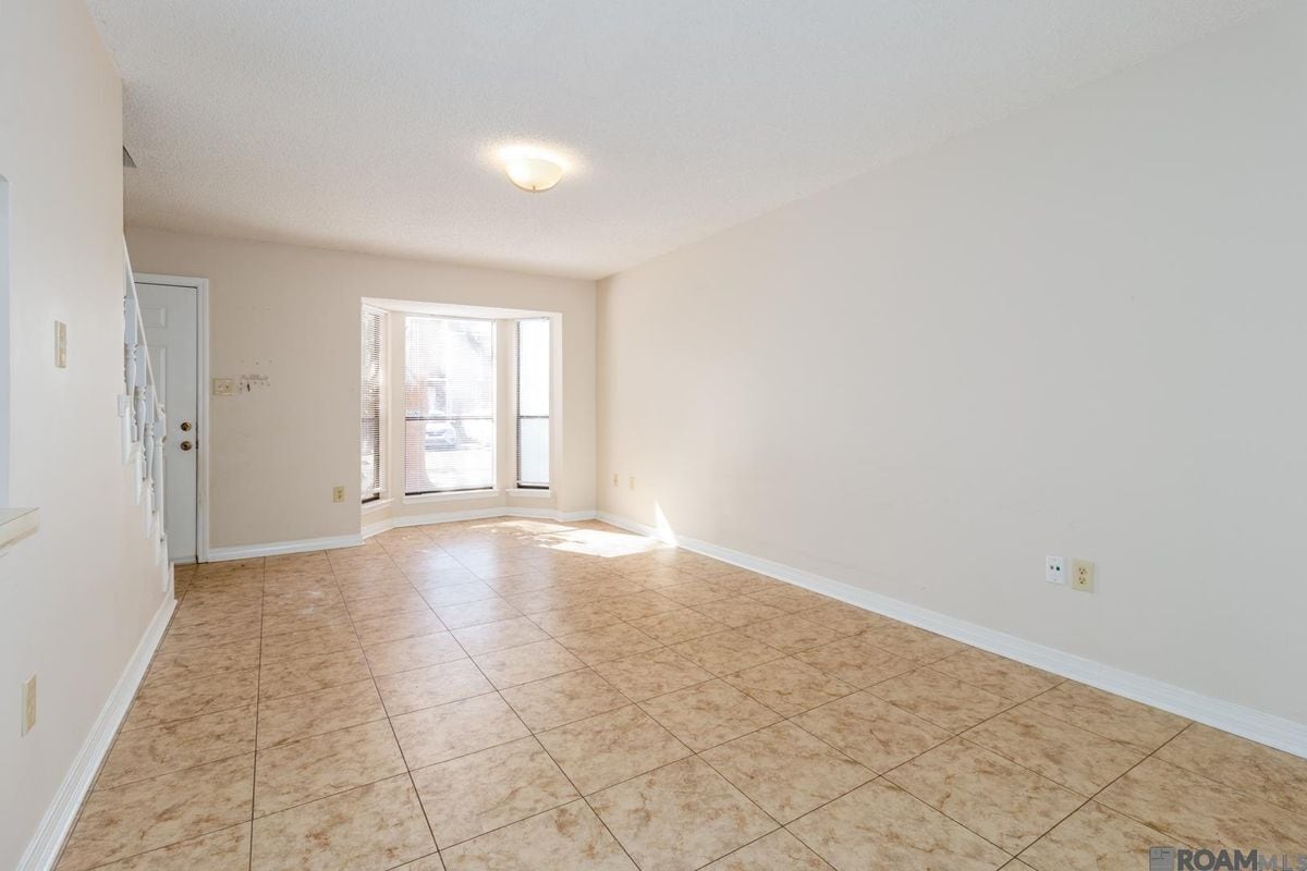 Building Photo - 827 E Boyd Dr