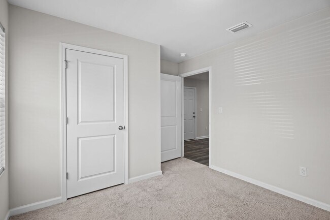 Building Photo - Beautiful 4/2 home with NEW fenced yard