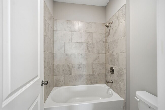 Building Photo - 318 Commons Ave