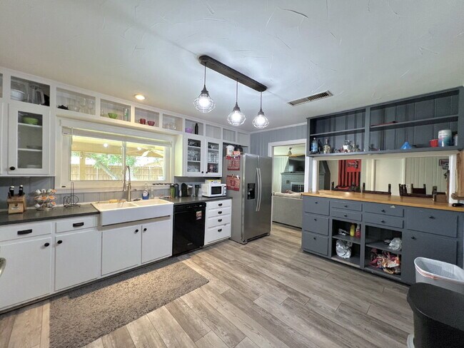 Building Photo - PRE-LEASING Summer 2026!! | Spacious 3-Bedroom with 2 Baths in the Heart of Lubbock