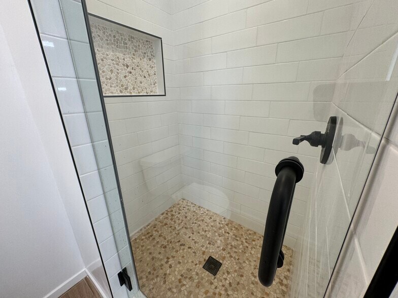 Shower i - 4918 Haskell Ave