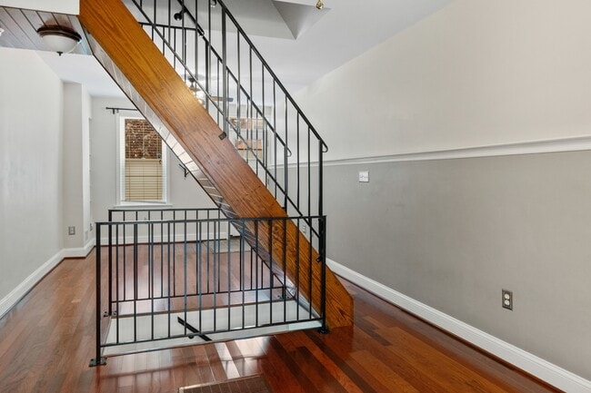 Building Photo - 1524 E Clement St