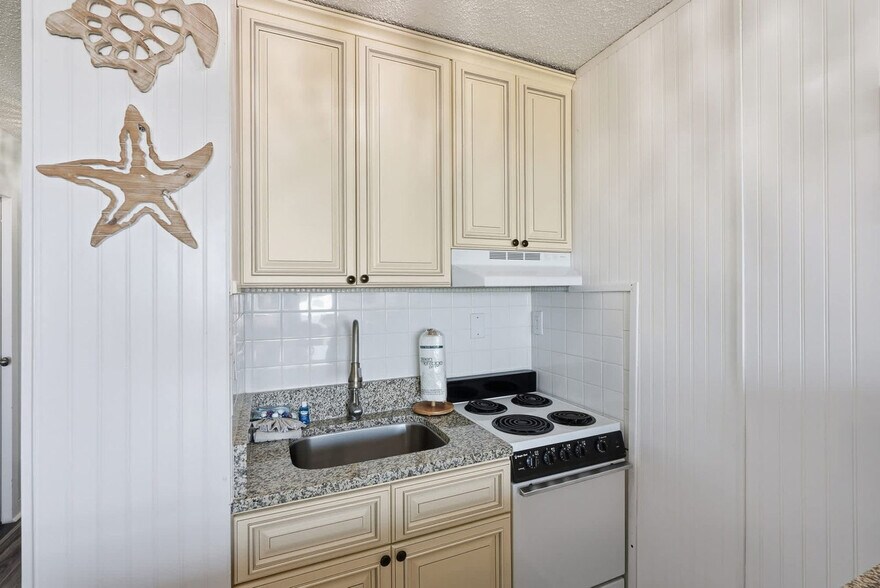 Building Photo - 8817 S Thomas Dr