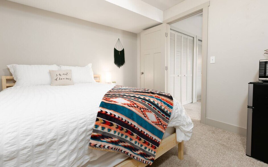 Building Photo - 913 Columbine Ave