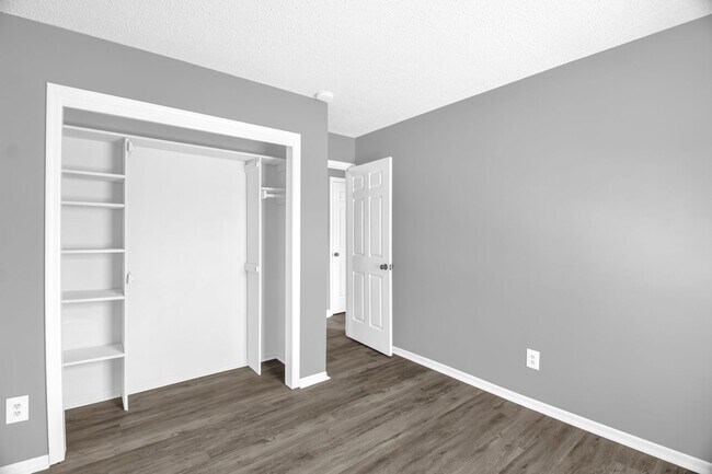 Building Photo - Stunning 3 bedroom, 2 1/2 bathroom End Tow...