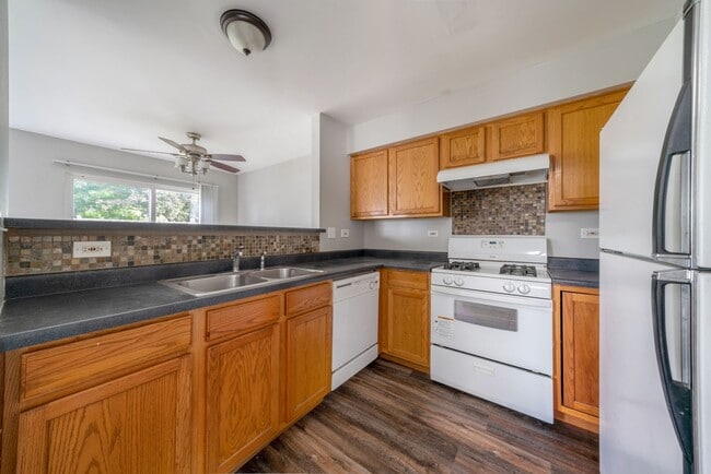 Building Photo - Beautiful 3 Bedroom 2 Bath Home in Lake in the Hills!