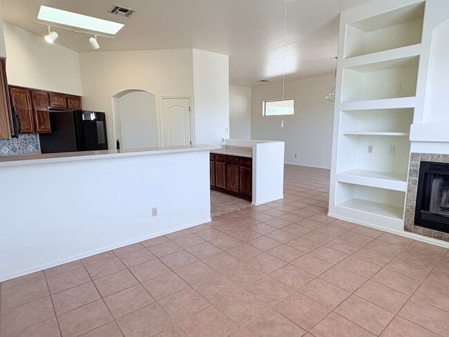 Building Photo - *AVAILABLE NOW* Gorgeous 3 bed/2 bath home in private gated Tanque Verde community!!!