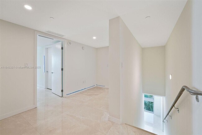 Building Photo - 1500 Bay Rd