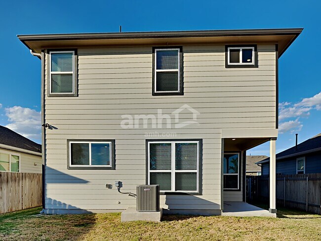 Building Photo - 425 Pebble Bend