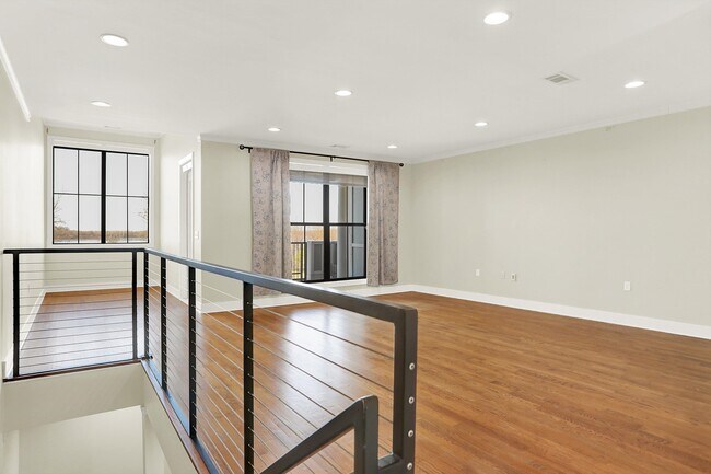 Building Photo - 358 Island Dr