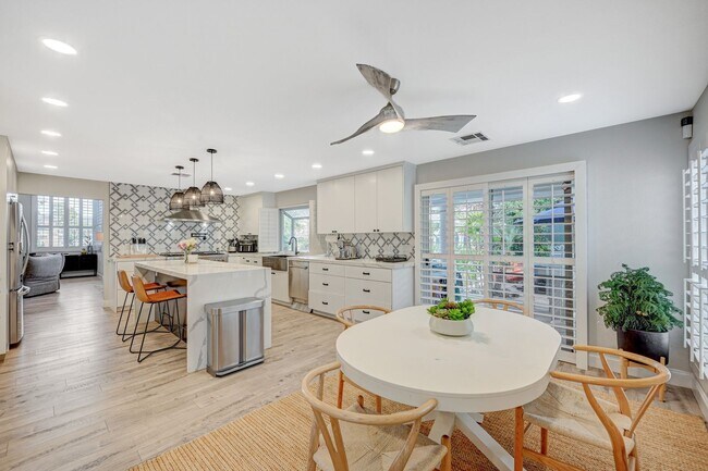 Building Photo - 4 Bedroom Contemporary Furnished-Renovated...