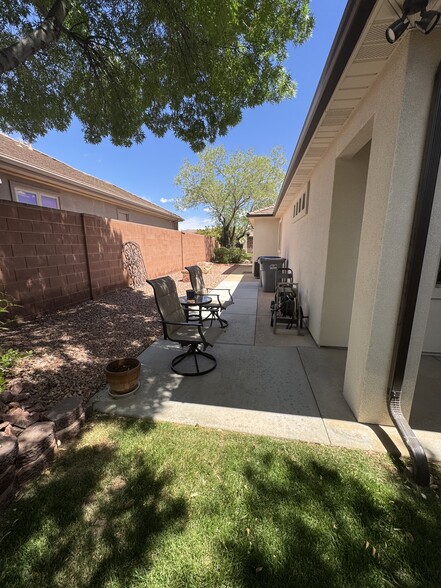 Building Photo - 1097 N Berkshire Dr