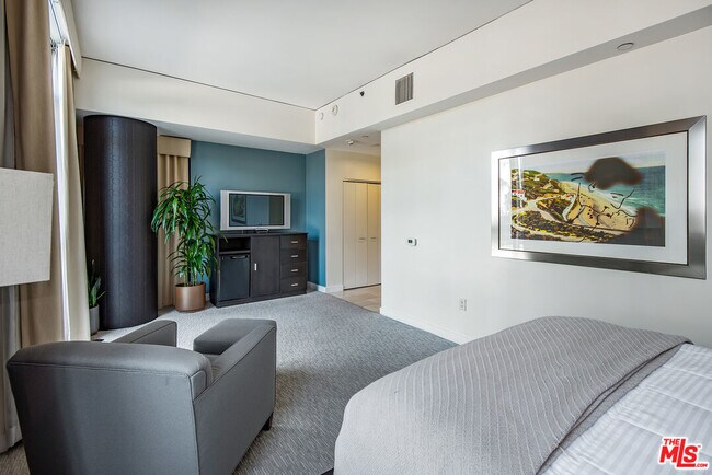 Building Photo - 13650 Marina Pointe Dr